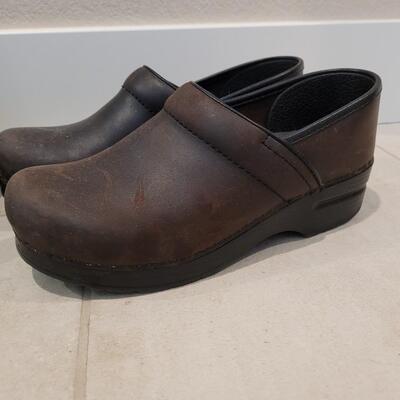 Lot 433: Dansko Brown Leather Clogs Size 38