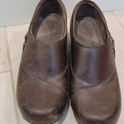 Lot 438: Dansko Brown Leather Clogs Size 38 