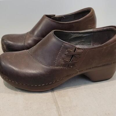 Lot 438: Dansko Brown Leather Clogs Size 38 