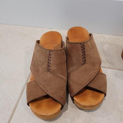 Lot 440: Dansko Brown Leather Sandals
