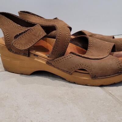 Lot 441: Dansko Brown Sandals Size 38