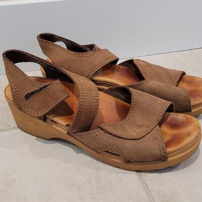 Lot 441: Dansko Brown Sandals Size 38