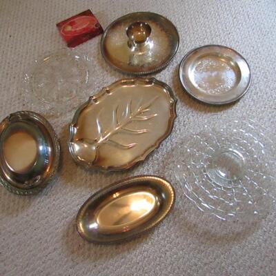 LOT 123  SILVER PLATED SERVEWARE & GLASS CAKE PLATES