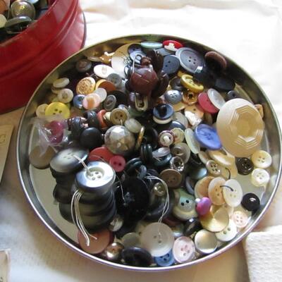 LOT 139  LARGE VARIETY OF VINTAGE BUTTONS