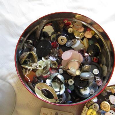 LOT 139  LARGE VARIETY OF VINTAGE BUTTONS