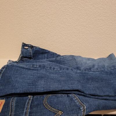 Lot 466: Ladies Levi's Jeans size 10s