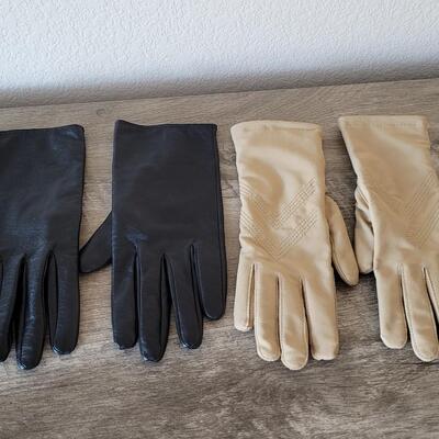 Lot 575: Ladies Gloves