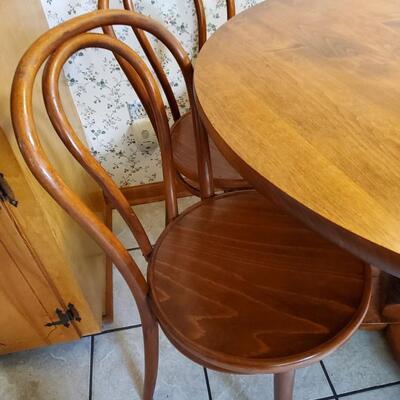 Solid Wood Pedestal Round Table with 4 Bentwood Chairs
