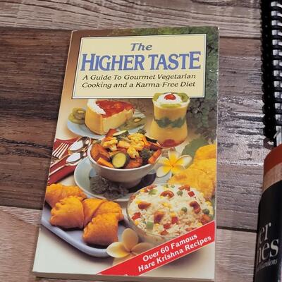 Lot 498: Cookbook Lot with Better Homes & Gardens Cookbook