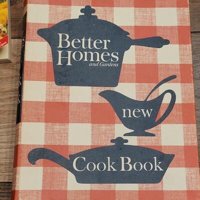 Lot 498: Cookbook Lot with Better Homes & Gardens Cookbook