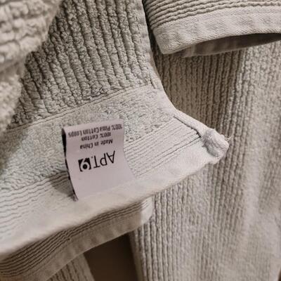 Lot 510: Seafoam Green Towel Set