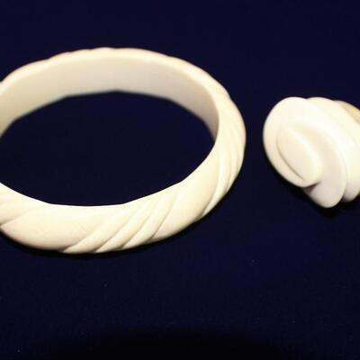 LOT#C9: Ivory Bangle & Ring [FL ID REQUIRED AT PICKUP]