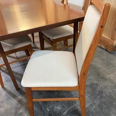 LOT#H13: Believed to be MCM Morris Glasgow Table