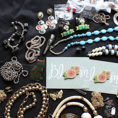 LOT#C44: Large Bag of Assorted Costume Jewelry #1