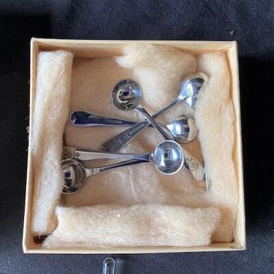 LOT#D58: 8 Piece Vintage Salt Set