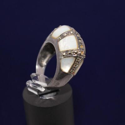LOT#C72: Marked .925 Marcasite & Moonstone Ring [6.37g]