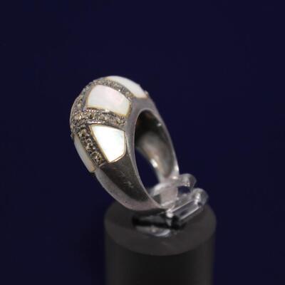 LOT#C72: Marked .925 Marcasite & Moonstone Ring [6.37g]