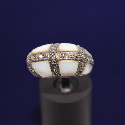 LOT#C72: Marked .925 Marcasite & Moonstone Ring [6.37g]