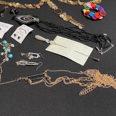 LOT#C76: Assorted Costume Jewelry Lot #3