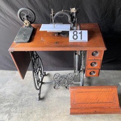 LOT#E81: Wilcox & Gibbs Sewing Machine