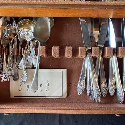 LOT#E171: Mostly Community Silverplate Flatware