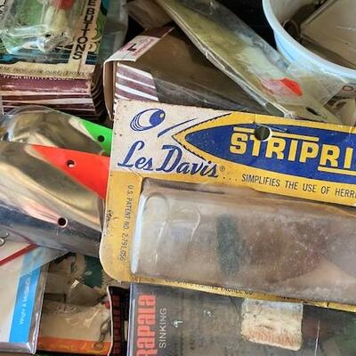 LOT#U199: Vintage Tacklebox with Assorted Tackle