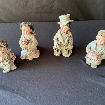 LOT#G216: Sarah's Attic Figures