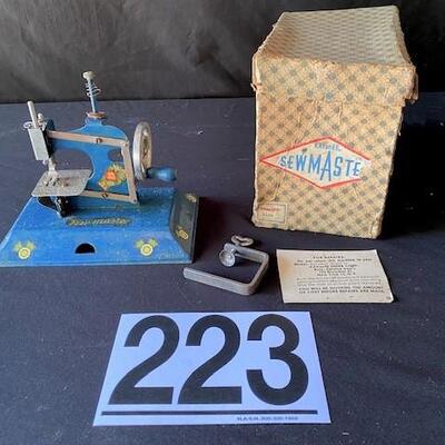 LOT#G223: KAYanEE Sewmaster with Box