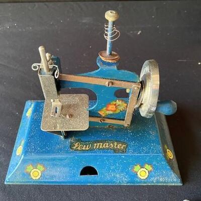 LOT#G223: KAYanEE Sewmaster with Box