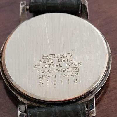 Lot 535: Vintage Ladies SEIKO Black Dial Watch (Needs Battery)