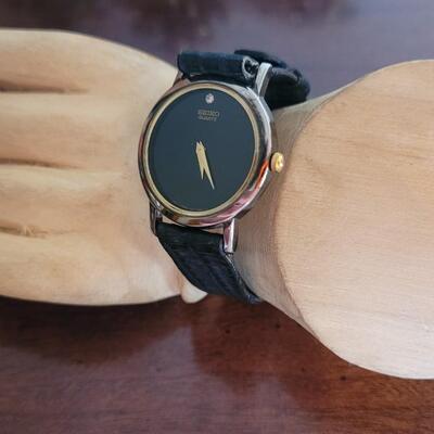 Lot 535: Vintage Ladies SEIKO Black Dial Watch (Needs Battery)