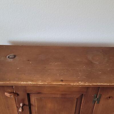 Lot 557: Small Cabinet 