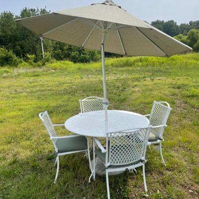 414  Royal Garden Table & Chairs with Cushions/Umbrella with Stand / Covers