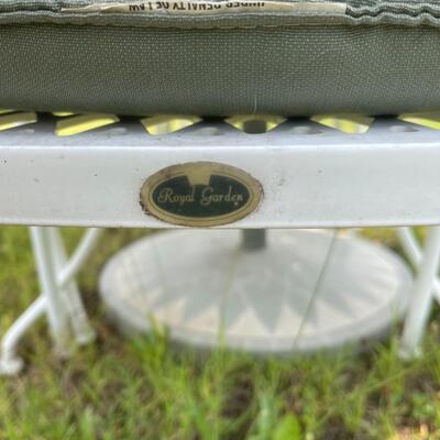 414  Royal Garden Table & Chairs with Cushions/Umbrella with Stand / Covers