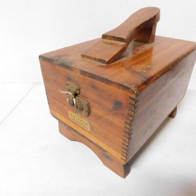 Vintage Cedar Wood Griffin Shine Masters Shoe Shine Box