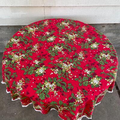 VINTAGE CHRISTMAS ROUND TABLECLOTHS - 70â€