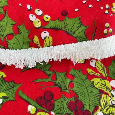 VINTAGE CHRISTMAS ROUND TABLECLOTHS - 70â€