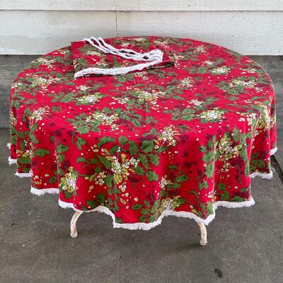 VINTAGE CHRISTMAS ROUND TABLECLOTHS - 70â€