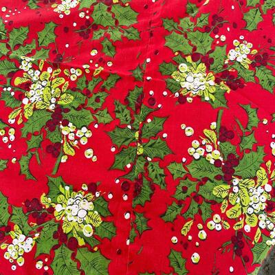 VINTAGE CHRISTMAS ROUND TABLECLOTHS - 70â€
