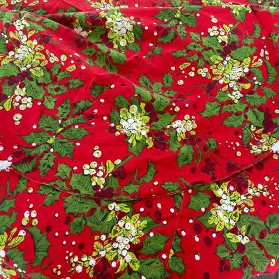 VINTAGE CHRISTMAS ROUND TABLECLOTHS - 70â€