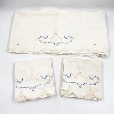 VINTAGE EMBROIDERED PILLOWCASES AND FLAT SHEET