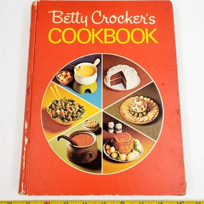 1972 BETTY CROCKER 12TH PRINTING HARDBACK COOKBOOK 