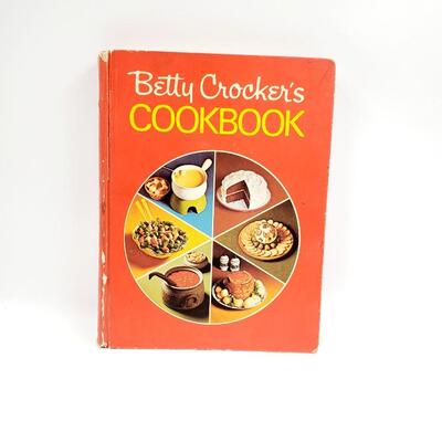 1972 BETTY CROCKER 12TH PRINTING HARDBACK COOKBOOK 