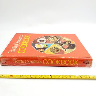 1972 BETTY CROCKER 12TH PRINTING HARDBACK COOKBOOK 
