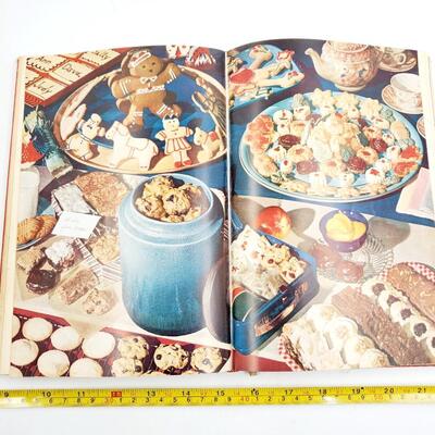 VINTAGE BETTY CROCKER'S PICTURE COOK BOOK COPYRIGHT 1950 FIRST EDITION HARDBACK PUBLISHED BY GENERAL MILLS LOT 1