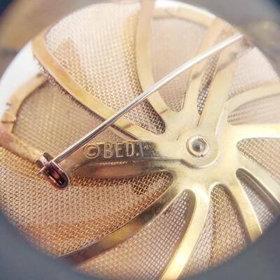 VINTAGE GOLD TONED NET FLOWER BROOCH 