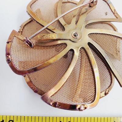VINTAGE GOLD TONED NET FLOWER BROOCH 