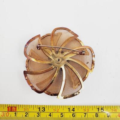 VINTAGE GOLD TONED NET FLOWER BROOCH 