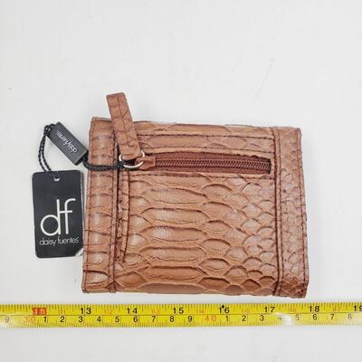 DAISY FUENTES WALLET