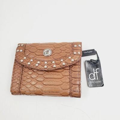 DAISY FUENTES WALLET